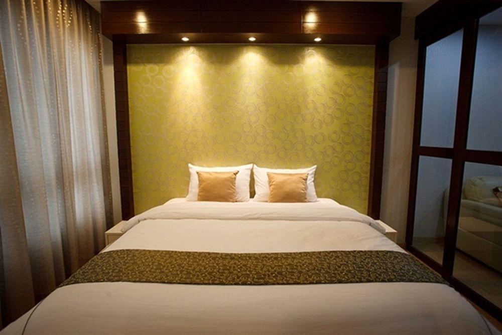 בנגקוק Alisha Court Hotel & Residence מראה חיצוני תמונה